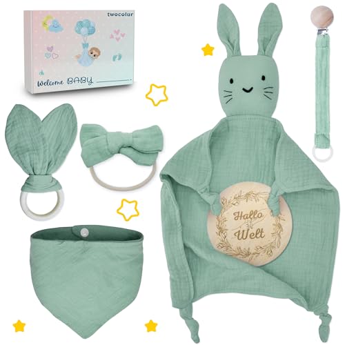 twocolur Geschenkset für Babys – Häschen-Kuscheltuch, Lätzchen, Beißring, Schnullerkette, Stirnband & Holzschild – Baumwolle – Geschenk Geburt Mädchen | Baby Geschenk Junge & Mädchen (Grün)